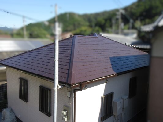 【有田市】N様邸<br>『濃い目のワインレッド系のワントーンで統一された屋根で、光沢感溢れる素敵な仕上がりに…✧₊°』