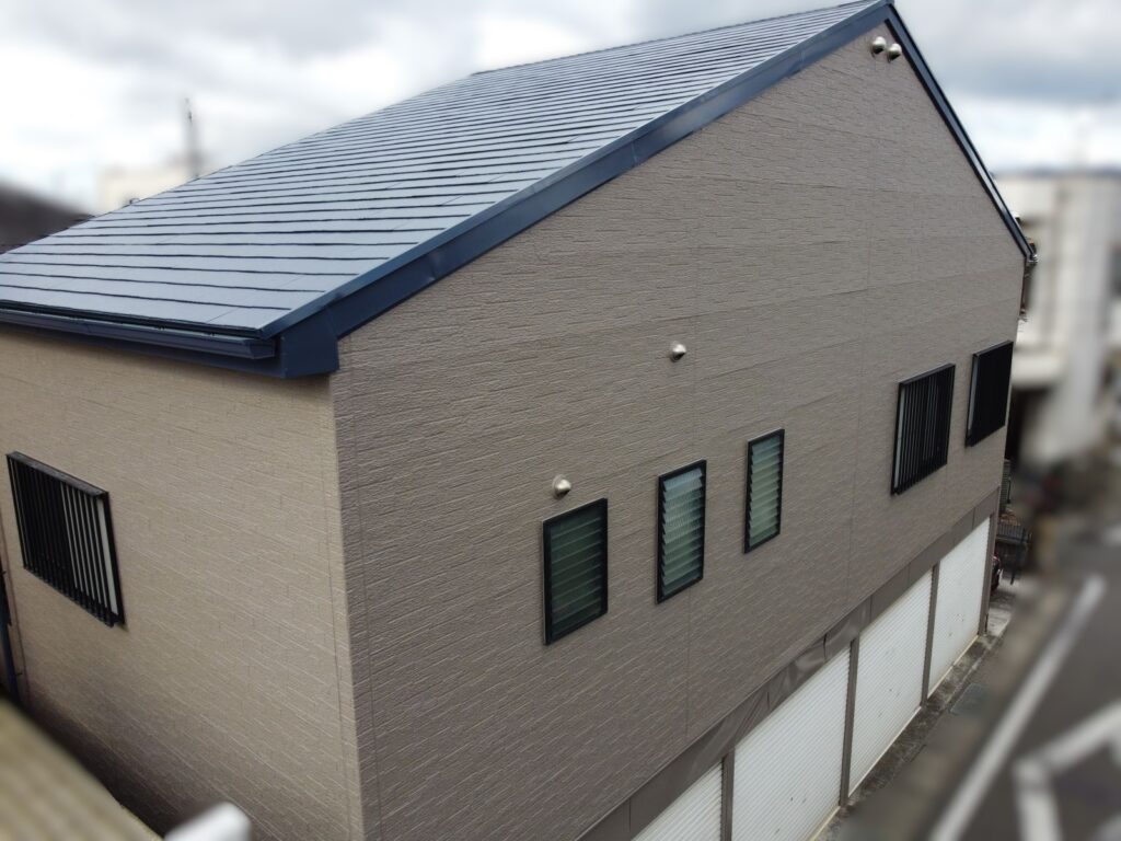 【和歌山市】S様邸<br>『温かみのあるグレージュ系統の外壁とネイビーブルーの屋根で、周囲とマッチした色味の素敵な仕上がりに…✧₊°』2
