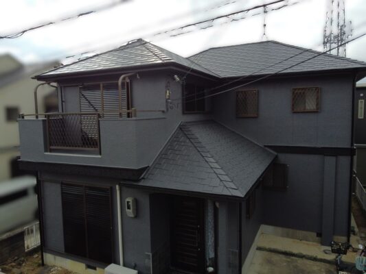 【和歌山市】S様邸<br>『スチールグレー系の外壁とエコディープグレーの屋根で、シンプルでモダンながら落ち着いた風合いの素敵な仕上がりに…✧₊°』